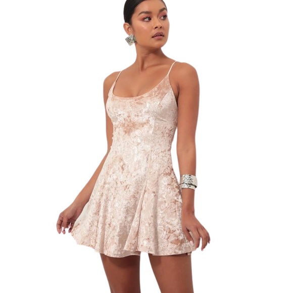 Lucy in the Sky Dresses & Skirts - Lucy in the Sky Marley Crushed Velvet fit flare Mini Dress in Pink Rose size XS